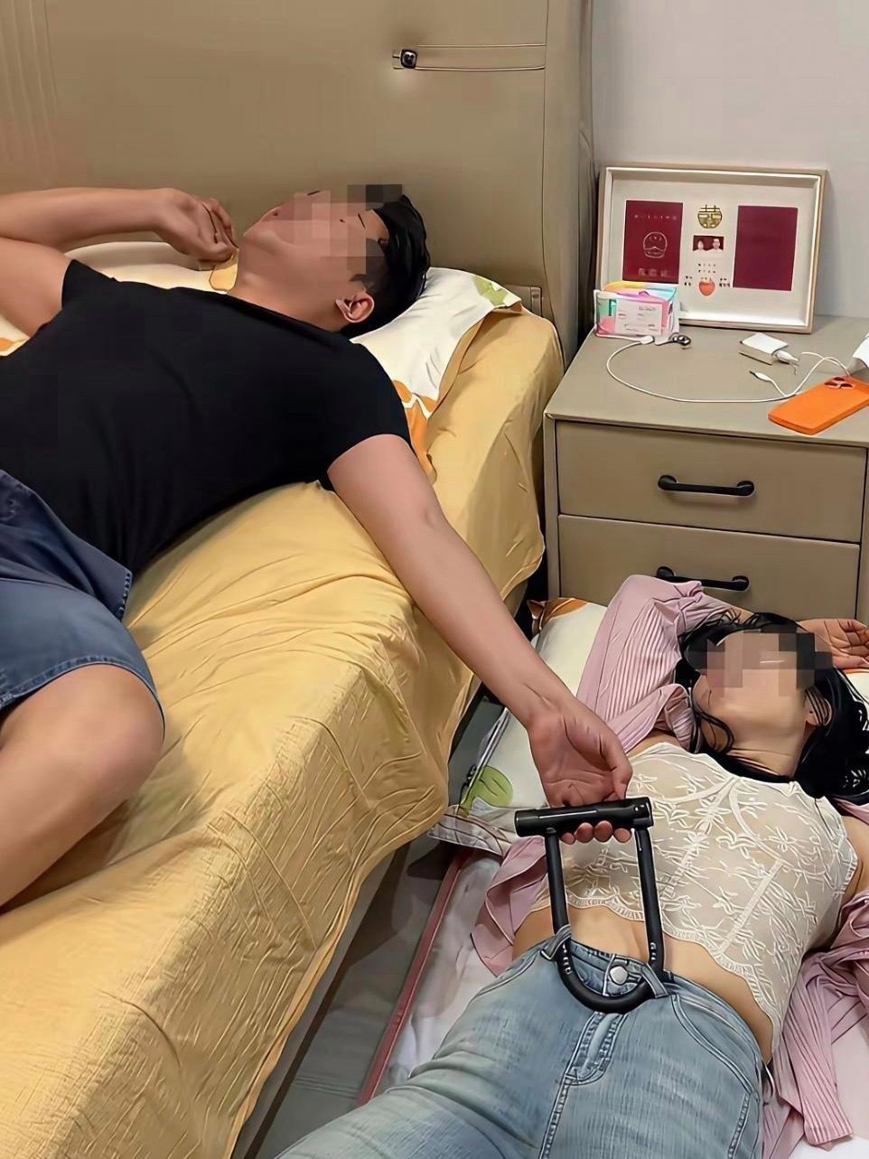 很好奇，她是怎么脱身的？