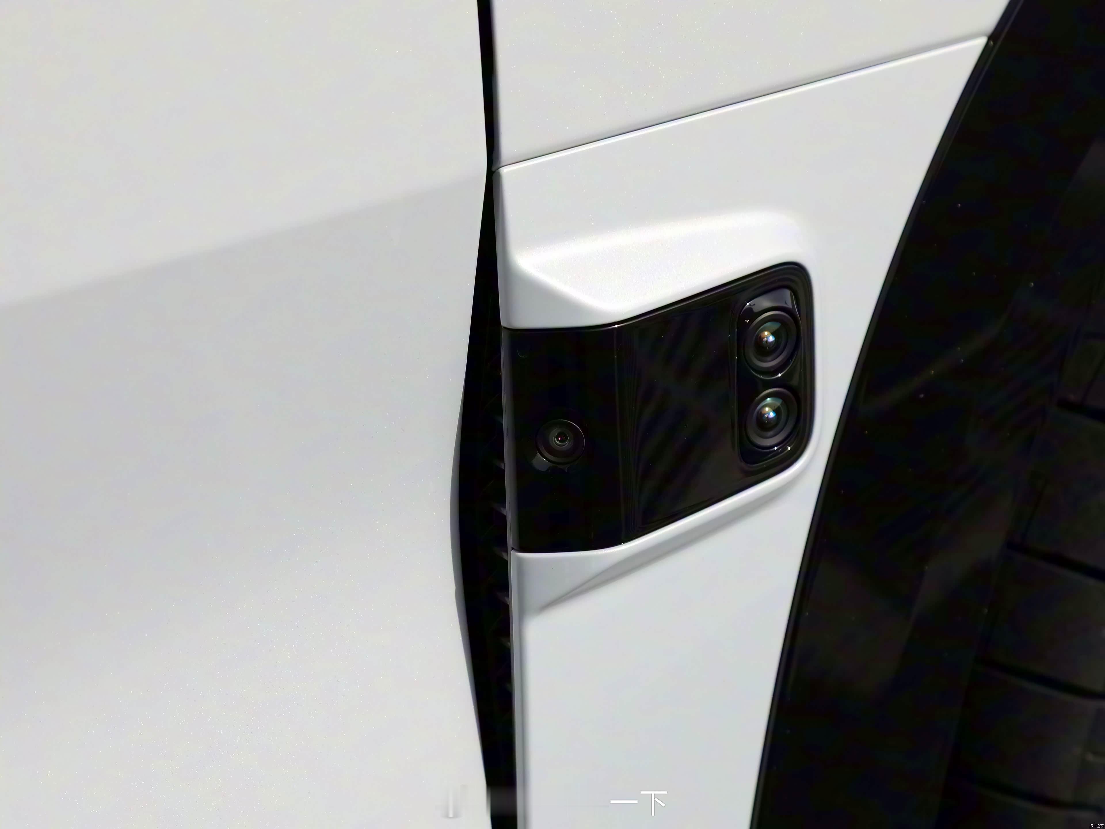 极氪9X的Hyper版一共五处激光雷达，除了顶部的其他的都貌似固态激光雷达，跟问