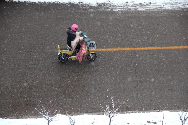 一场普通洗澡引发的“冰雪灾难”！甘肃兰州居民苦不堪言，背后竟藏法律隐患在寒冷
