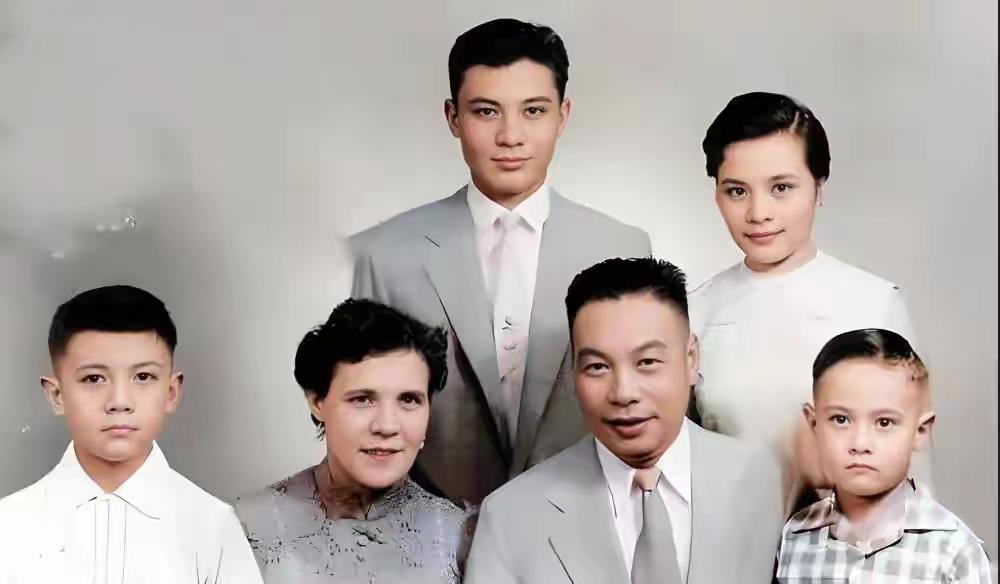 蒋经国和妻儿合影，不得不说混血儿就是好看，他的儿子帅气女儿美丽，他这个老父亲骄傲