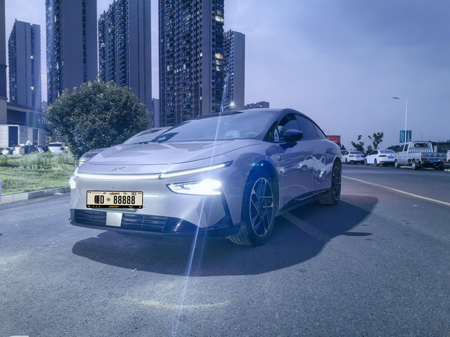 小鹏P7+大灯展示小鹏P7+大灯比较简单，日行灯下方左右两个三角形状的灯，灯罩