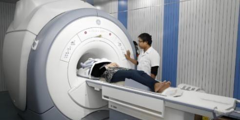 医院的核磁共振仪一台就要上千万，而一旦开机就永远不能关机，一天光电费就要1500