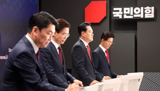 8月10日下午，韩国最大在野党国民力量党首场电视辩论会在首尔钟路区光化门A频道演