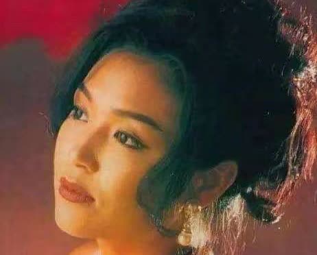 手握港姐世姐两张王牌，演技拉垮出走TVB，嫁大马富商被宠成公主