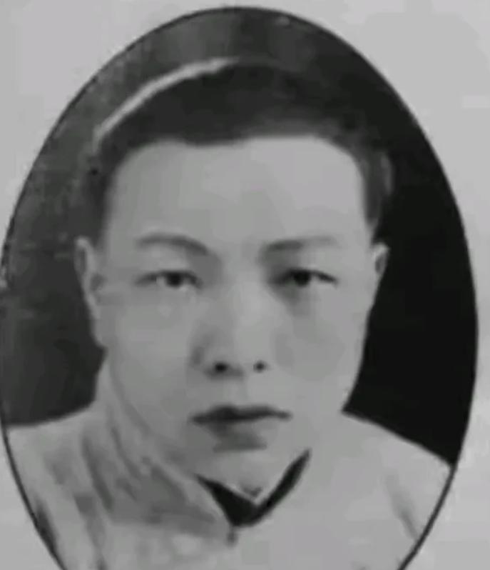 1927年，上海著名的命理先生韦石泉去世，独留一子。坊间一片唏嘘，因韦石泉早对几