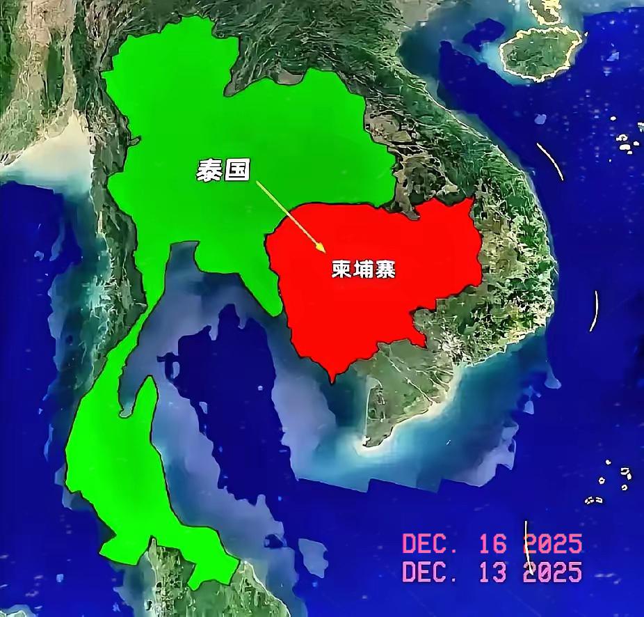 泰国跟柬埔寨在边境干仗，打着打着，发现不对劲了。这波操作太魔幻了！泰柬边境对峙