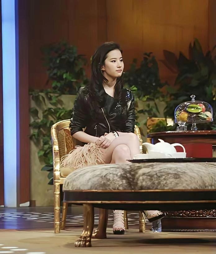 网友吐槽，刘亦菲这是把拉菲草穿在身上吗？