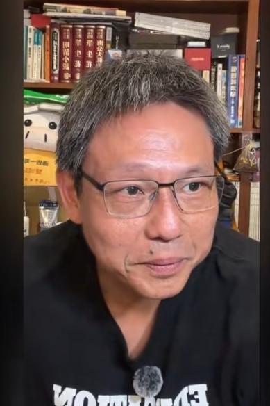 谢寒冰说到做到，跪着直播，真男人！去年底他为讽刺民进党征召沈伯洋选台北市长，