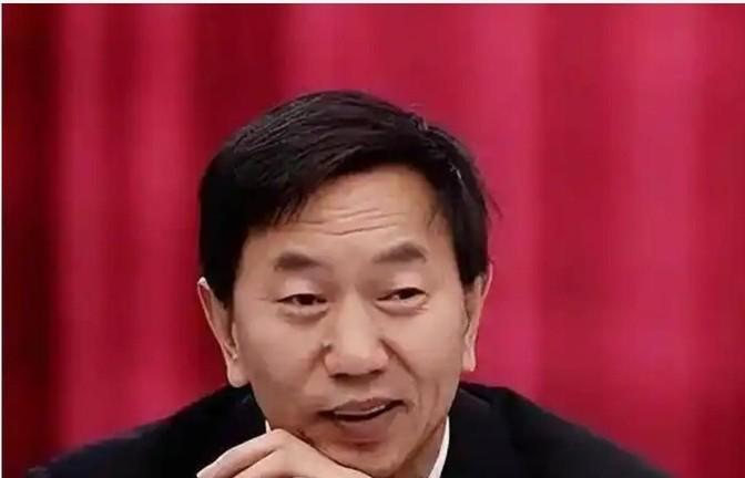 1993年，耿彦波刚成为山西灵石县的县长，就公然耍“官威”！非要花5000万修个