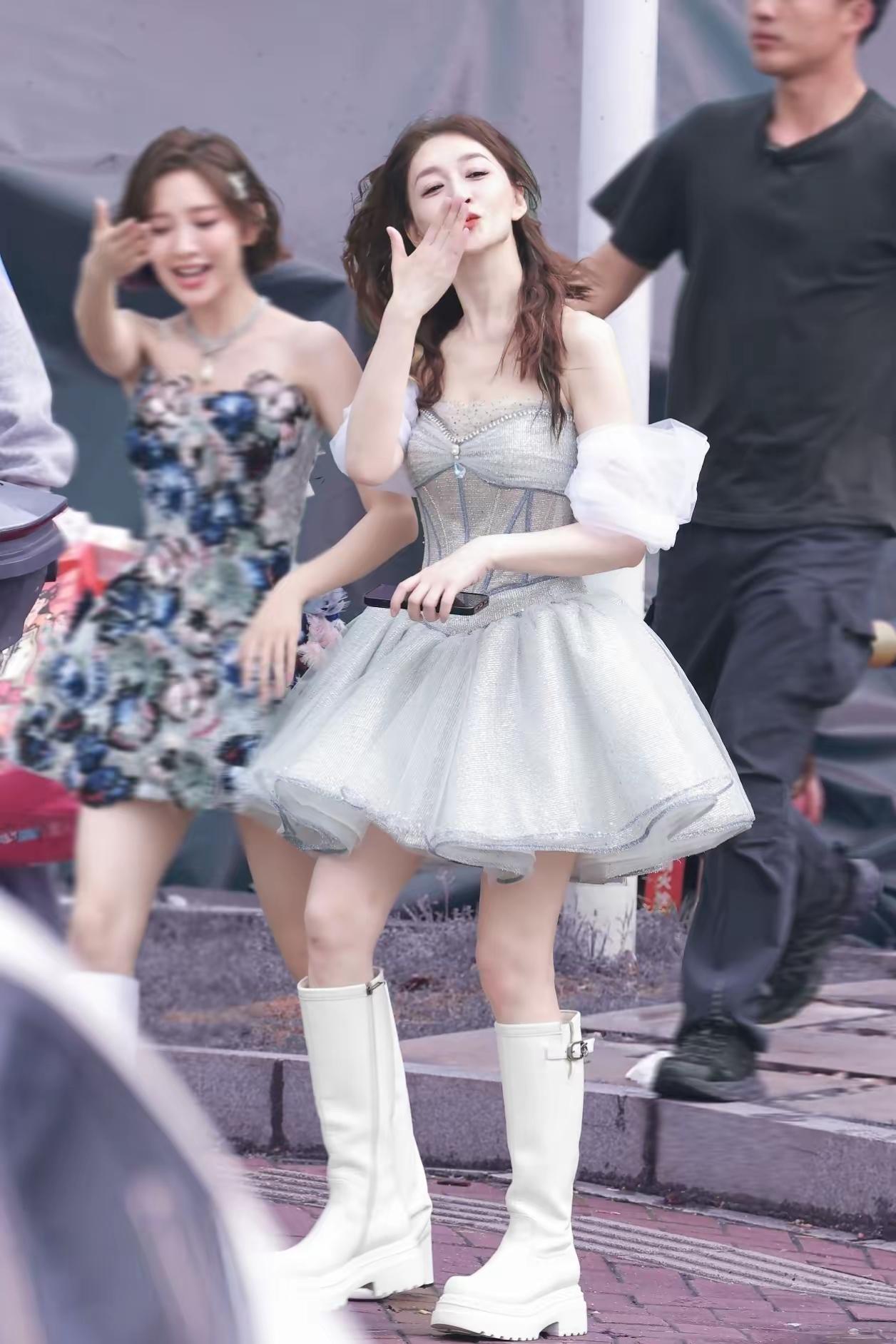 李小冉在浪姐的表现，活脱脱给“内耗”这词上了一课。别的姐姐上节目，不是对着