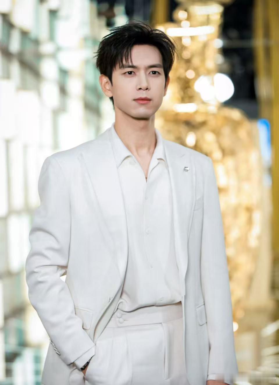 随手一拍李现没有一帧是废片现在见山海系列旅行随拍里，他本人就是最美的风景线。