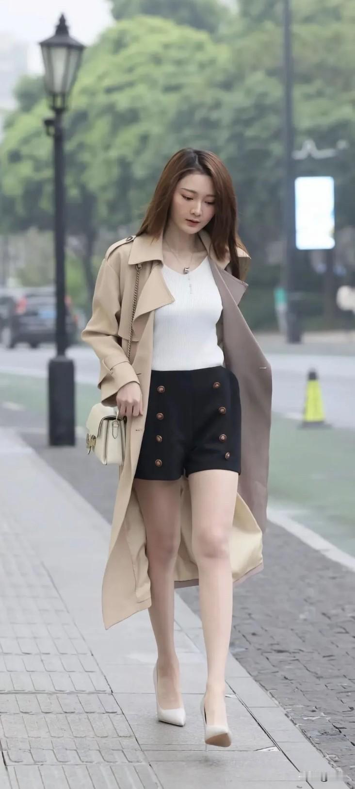 什么样的鞋子最容易穿出高级感设计简约的小白鞋，干净清爽，适配多种风格的服装。