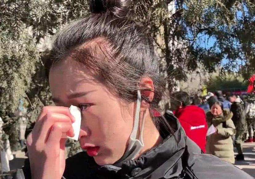 网友见面后的第二天，她的手臂上突然出现大片红斑，又灼又痛。是过敏，还是别的问题？