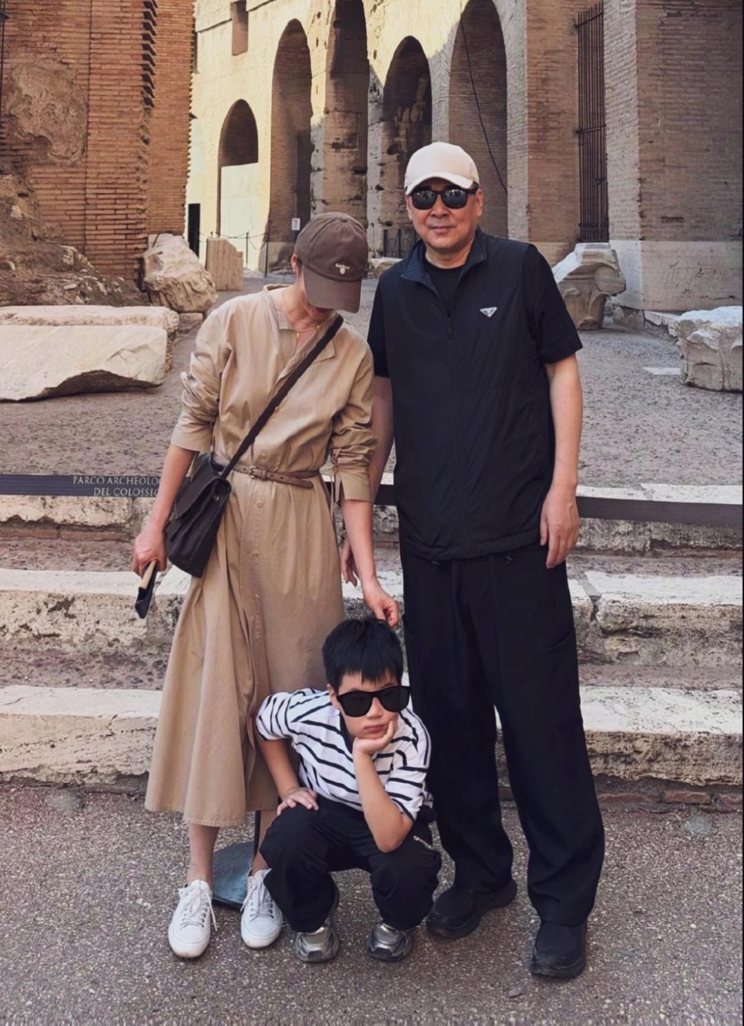 这照片拍的陈建斌脑袋那么小，个子那么高！感觉有2米。