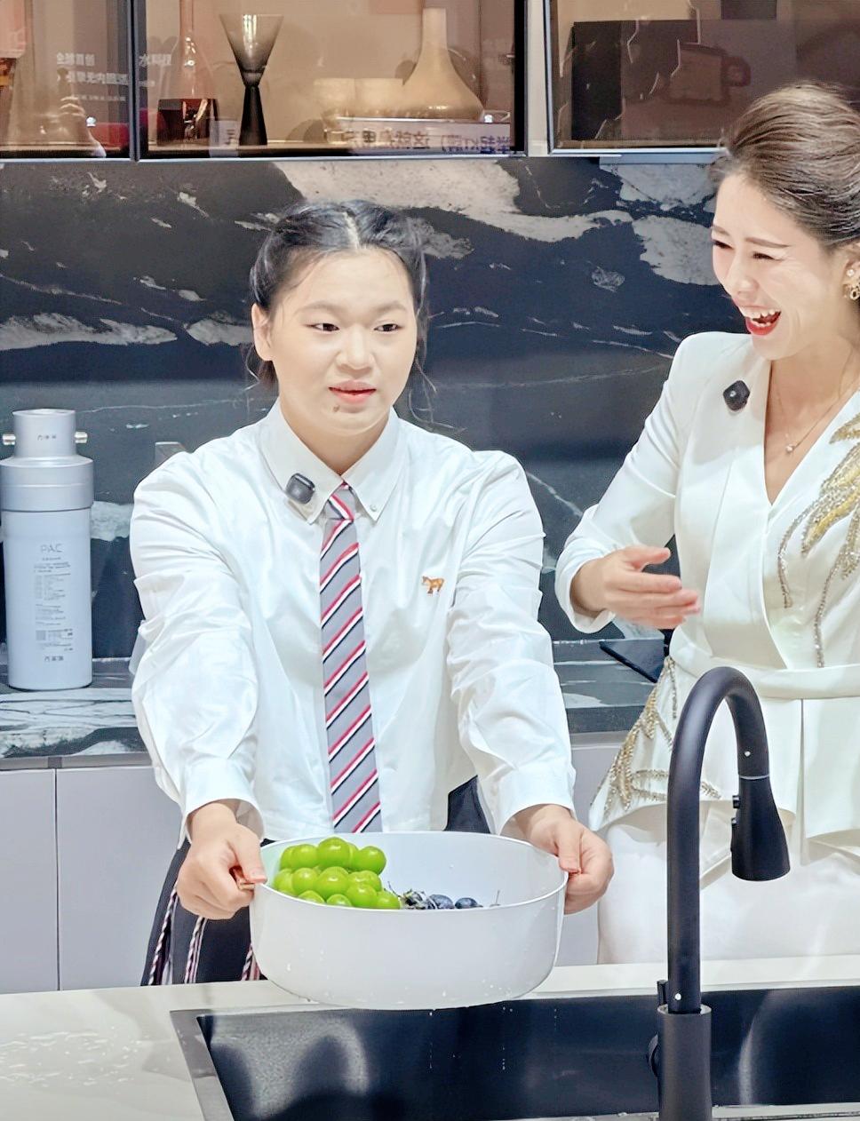 全红婵首次接代言还地推，疑似退役，穿衬衣打领带，腿太短像小孩暂别赛场8个月