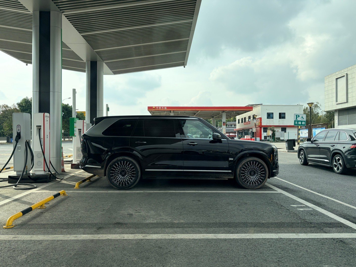 第一次近距离看到极氪9X，很长很大，屁股要是短10cm放到车头就更完美了