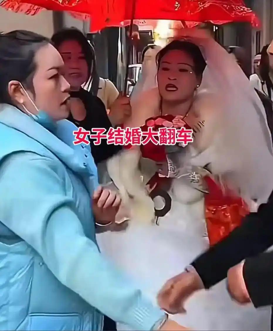 江西三十多岁二婚女子大婚，整装待发准备迎亲启程时，闺蜜骤然拦路讨要拖欠五年的三万