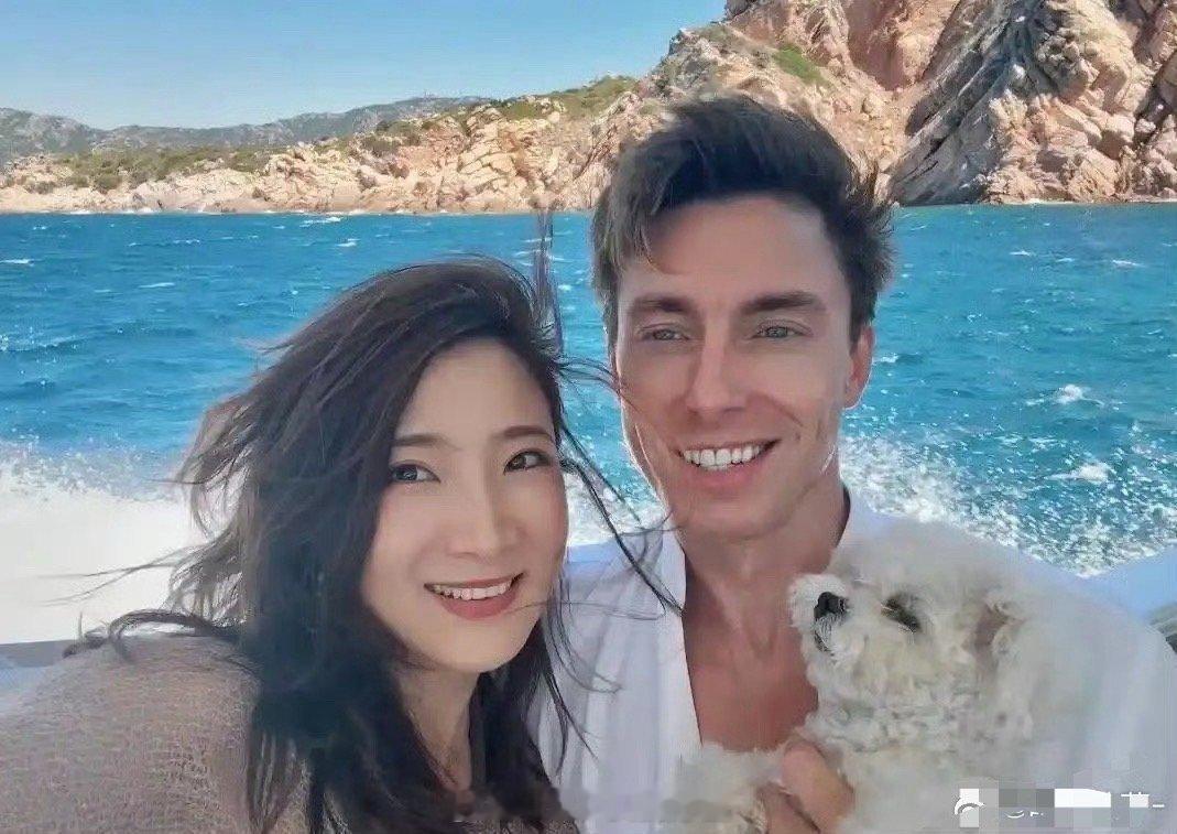 陈赫前妻许婧晒外国帅老公，两人定居南意坐游艇出海38岁身材很好