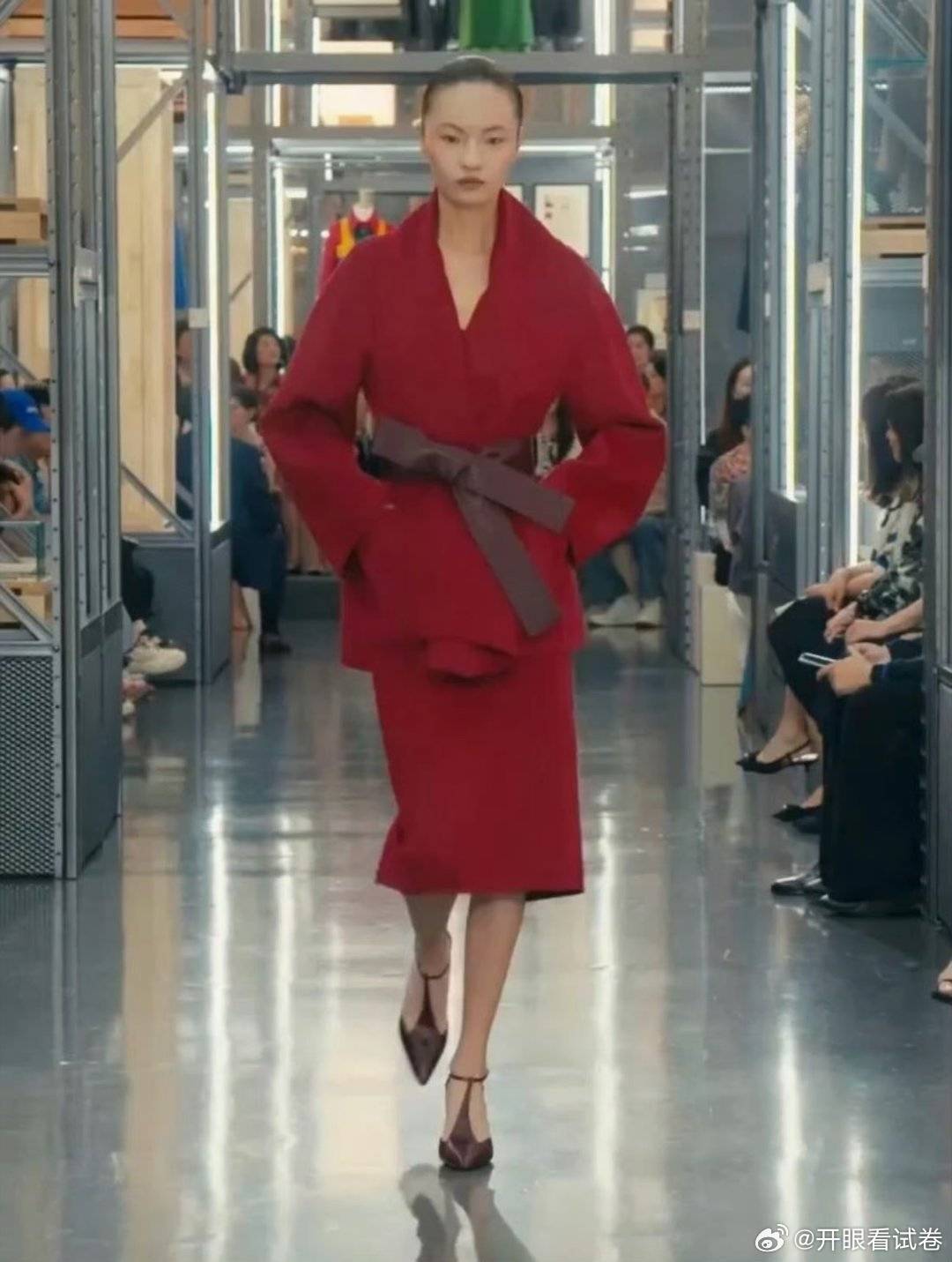 杨紫金鹰奖路透穿的MaxMara2027早春，演绎的和模特差别大吗？[思考]