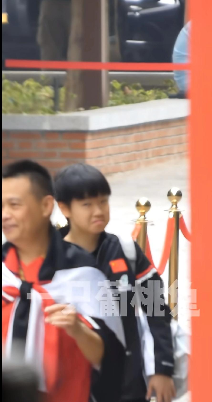 【皱皱巴巴的小莎也超可爱！】谁懂啊！莎莎这“小委屈”的皱脸也太戳人了~一身国