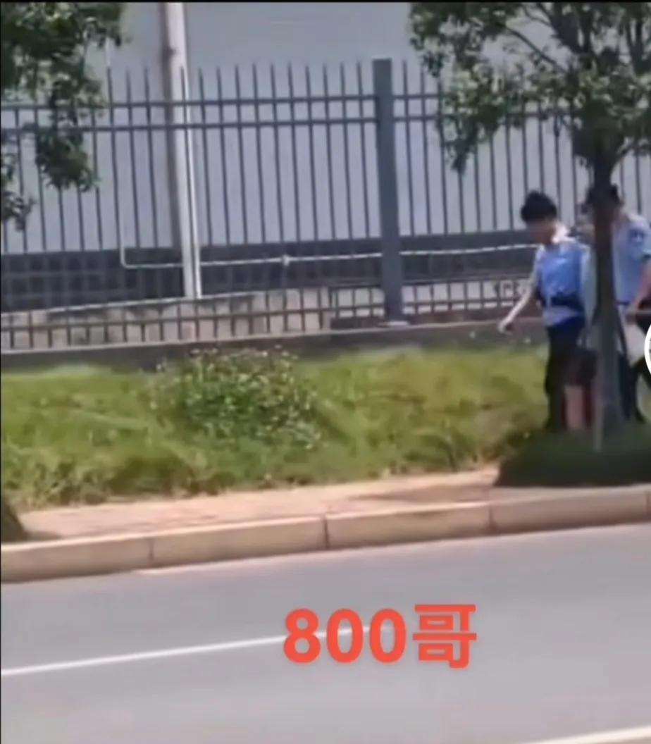 据四川宜宾纺织厂员工说，这个被捉的男子就是放火烧纺织厂的人，好像是欠了这个员工8
