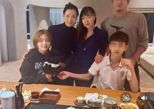 陶虹的女儿也太像爸爸徐峥了吧？陶虹的好友晒自己和陶虹以及她女儿小宝聚会的照片，