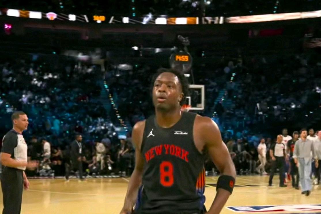 该说不说：尼克斯真的是太顽强了！再杯赛决赛中发生不可思议的一幕：不管马刺打的多么