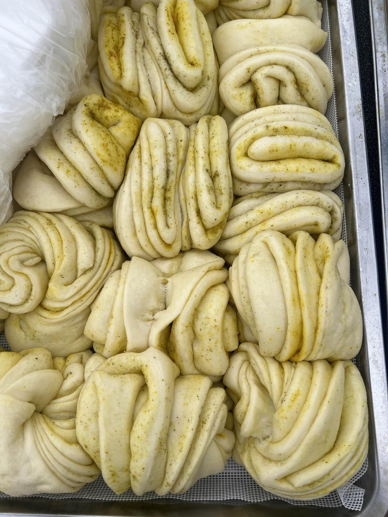 问了一下花卷和馒头的价格，就是比普通的价格要高一倍，一般我们市场卖的这种馒头和花