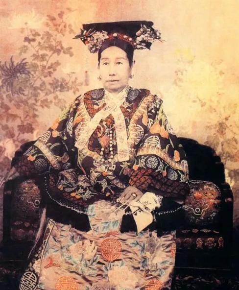1908年，慈禧临死前一刻，太监看她马上不行了，赶紧给她喝了一碗海龟汤，吊着最后