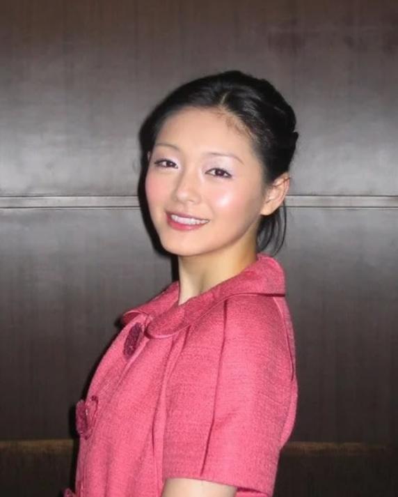 具俊烨说大S就像小孩子一样，自己也愿意宠她？透过表象看本质，她从小缺爱。大S的