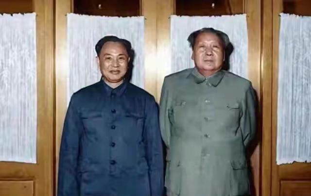 1954年，毛主席吃饭时，眉头微微一皱，因为这菜明显放多了盐，毛主席放下筷子，招