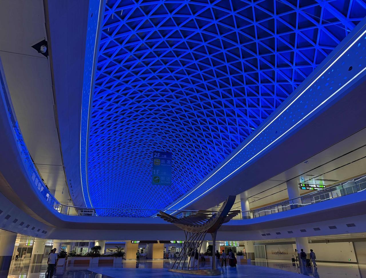 广州白云机场T3航站楼，建的真是漂亮。这种时尚感，太抓眼球了，符合广州国