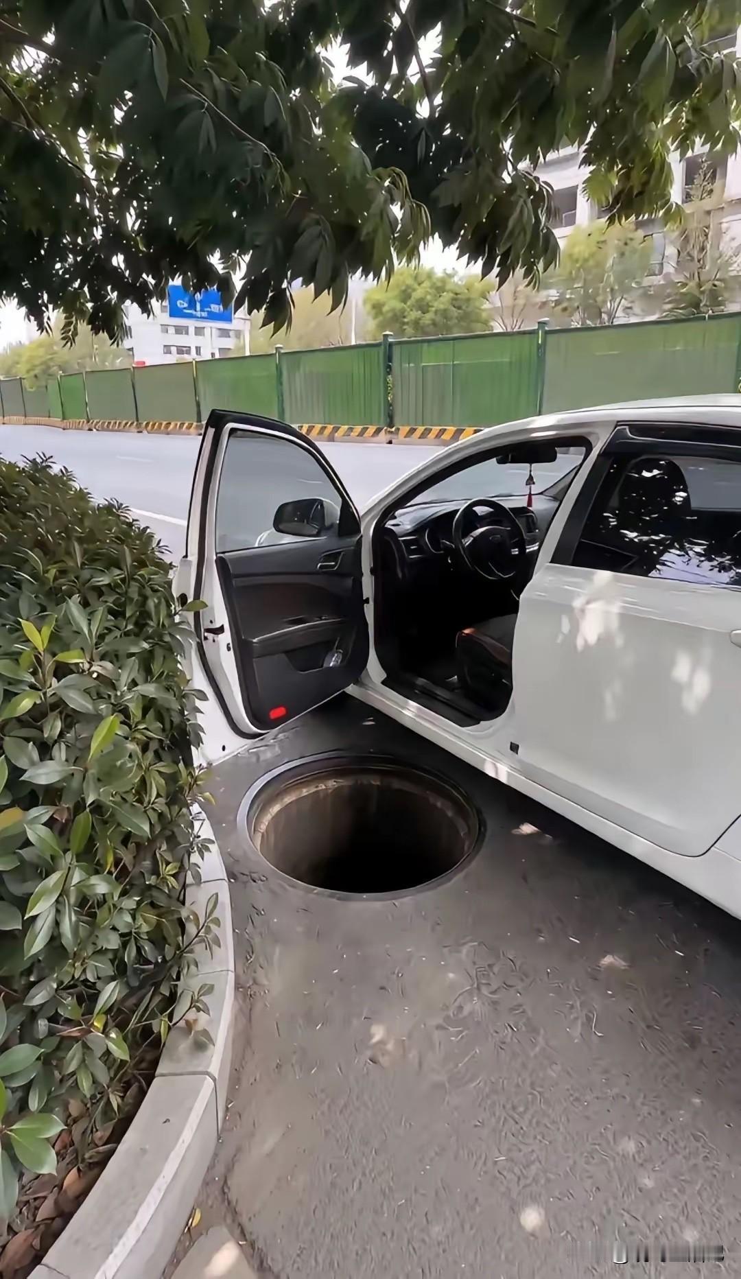 车主不会掉下去了吧，这也太吓人了啊。