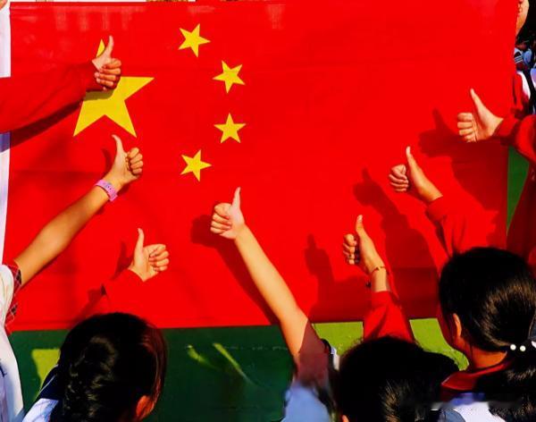 世界应该感谢中国。如果中国像美西方一样，有了实力就去走“霸权”的道路，或者说