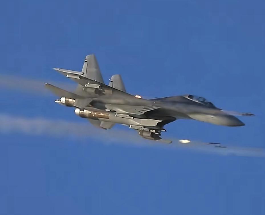 8架歼16对战6架阵风，这到底什么情况？阵风连歼10C都打不过，凭什么敢直面8架