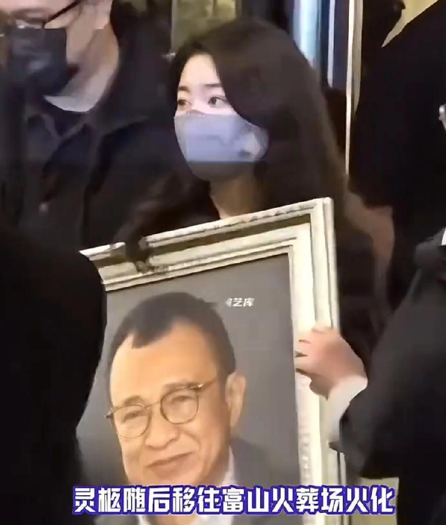 葬礼现场没有红毯和闪光灯。佘诗曼、苗侨伟默默扶着灵柩，杜燕歌站在人群里像普通老