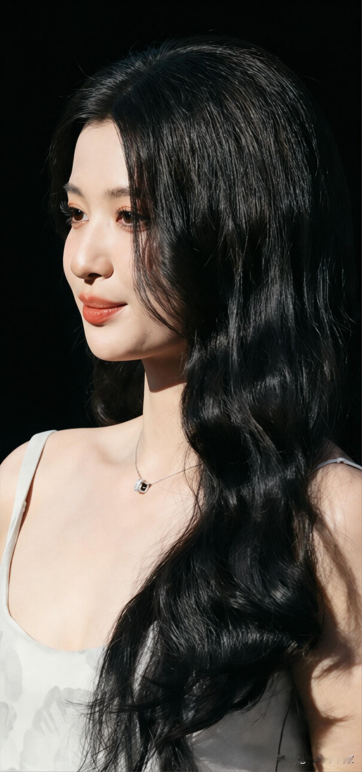 王楚然，美到发光的美女。乌黑蓬松的大波浪卷发肆意流淌，柔和的光影落在眉眼之间