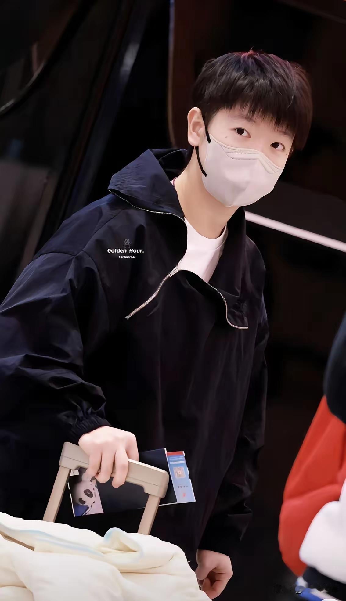 曼昱和莎莎抵达香港，姐妹俩首先来波广告：曼昱随手把蓝色卫衣搭在肩