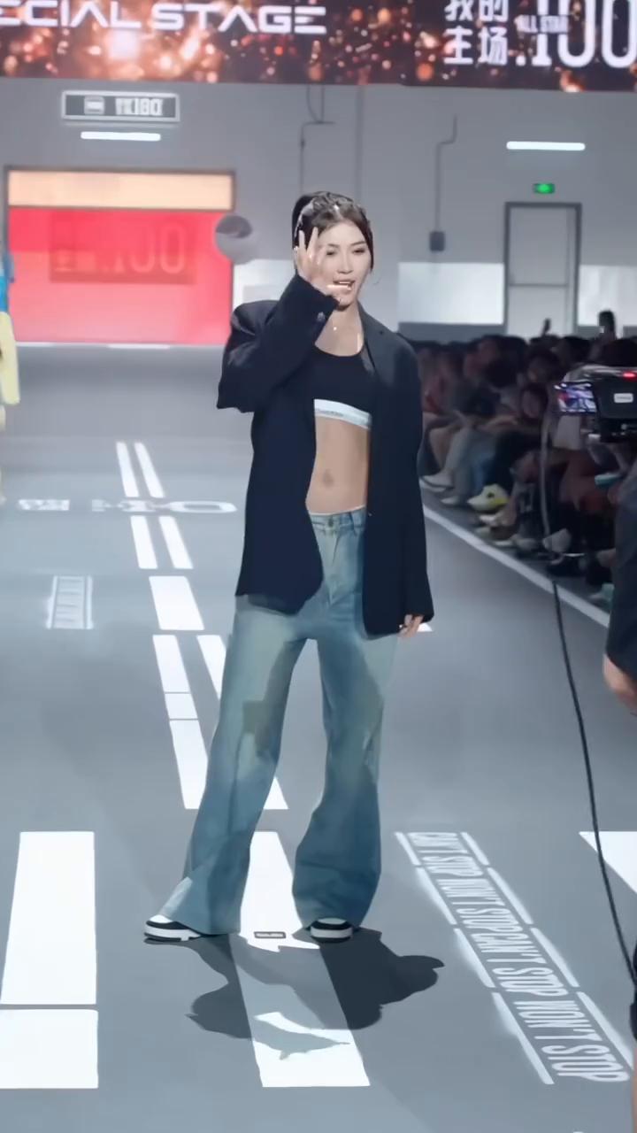 当田径女神吴艳妮来到时尚圈走秀T台，气质一点不比职业模特差，6块腹肌又美又飒，眼