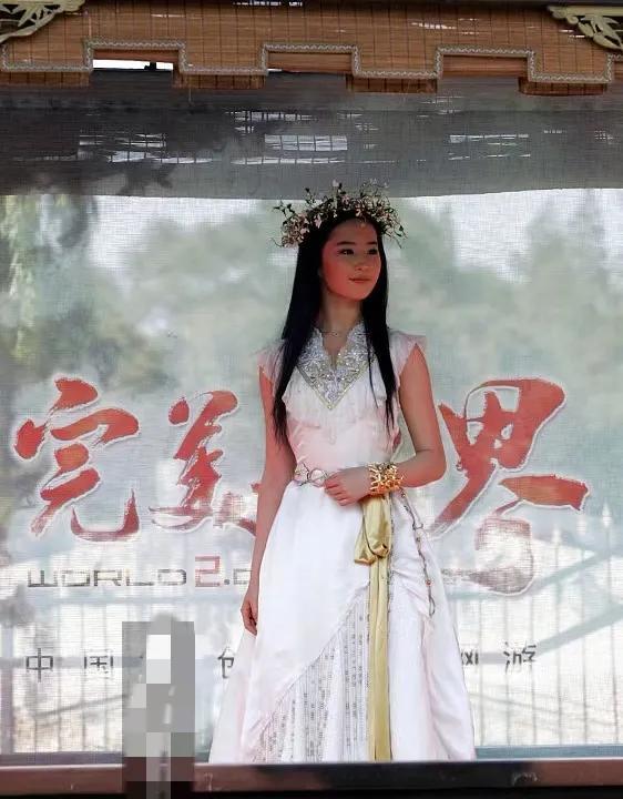 这个时期的刘亦菲还有婴儿肥，很可爱，不过眼妆不合适，显得眼小。#明星刘亦菲#