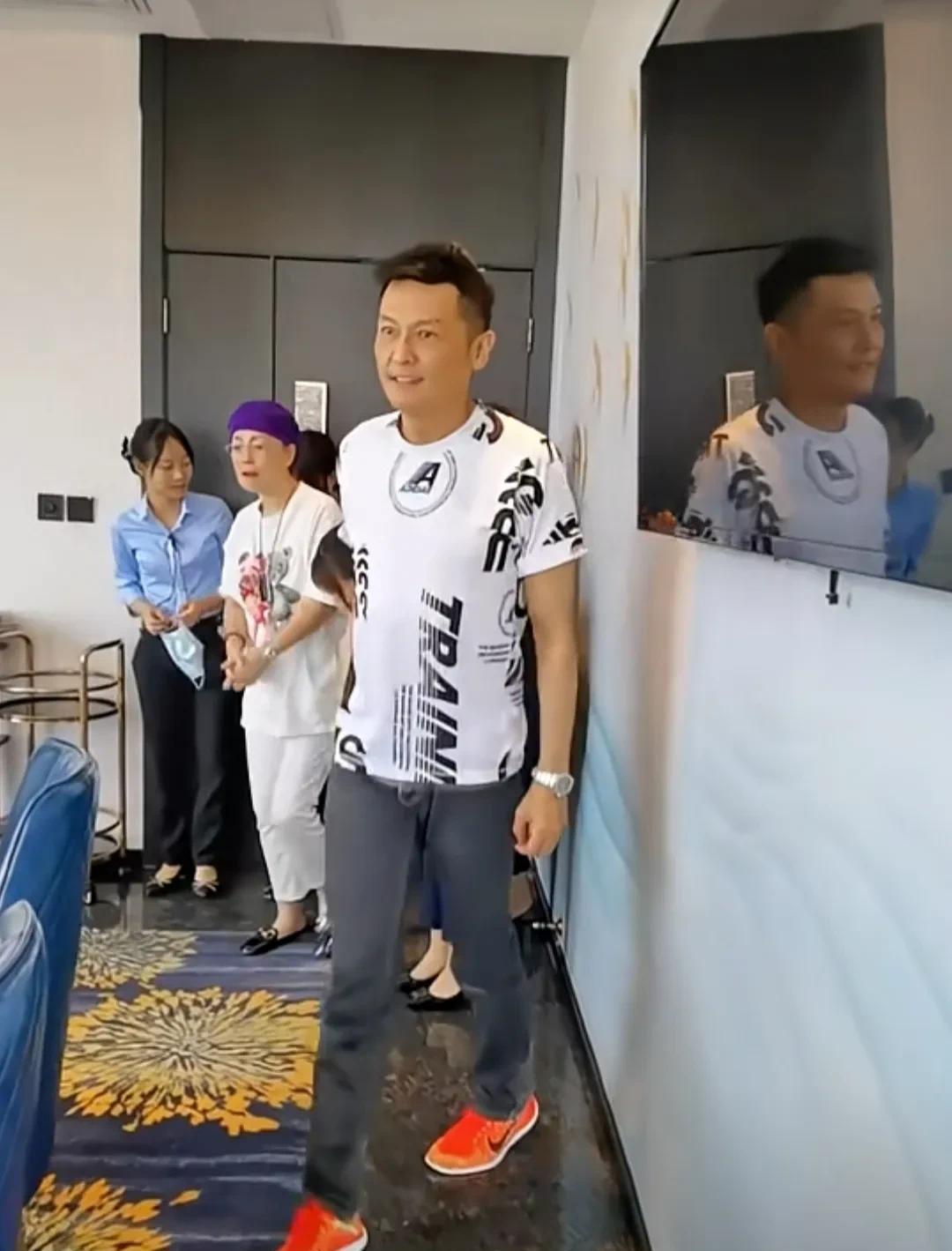 近日，著名演员关礼杰和石榴姐现身酒店一起聚餐，关礼杰还是那样帅气，一点也没变老，
