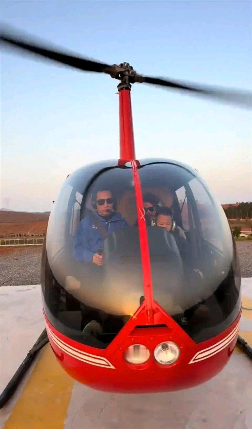 2025年12月31日，湖南永州的陈俊带妻儿开直升机回老家过元旦，这经历被网友分