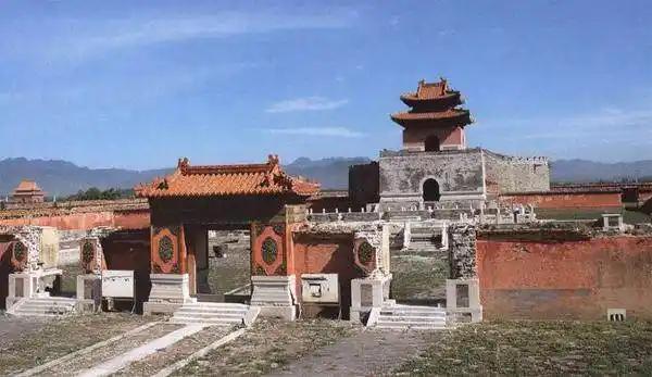 河北省小山村里竟藏着清朝皇陵，康熙、乾隆葬身于此河北承德的群山褶皱里，藏着个