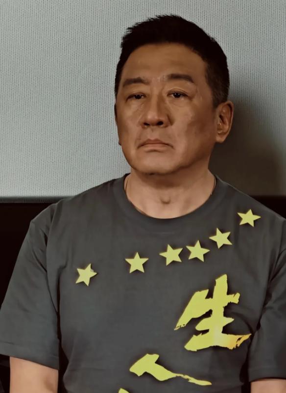 演员丁勇岱说：“2000年的时候，在北京站要进站，一个警察瞅见我，冷不丁就做出掏