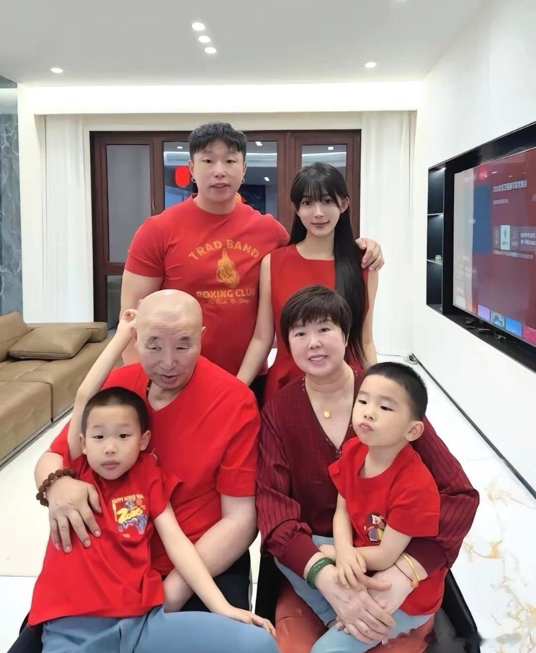 德云社“烧饼”晒除夕夜全家福，全家人共用一张脸，爷爷奶奶孙子全是小眼睛，脸型和表