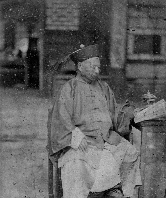 1871年，左宗棠把宁夏匪首马化龙一家三百多口全宰了，这事在当年西北地界炸了锅，