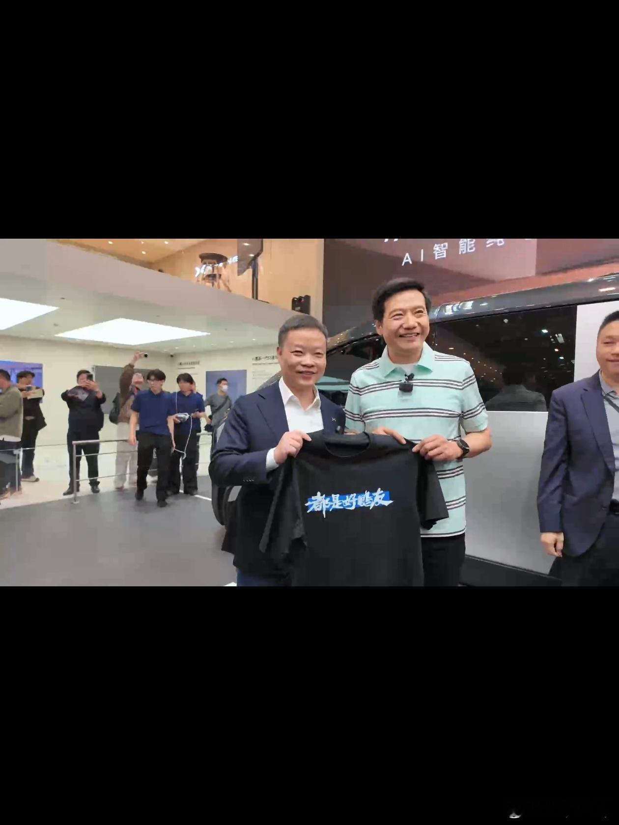 雷总还是太努力了，本身流量就够大了，还整上活了，这你受得了吗雷军在北京车展到处送