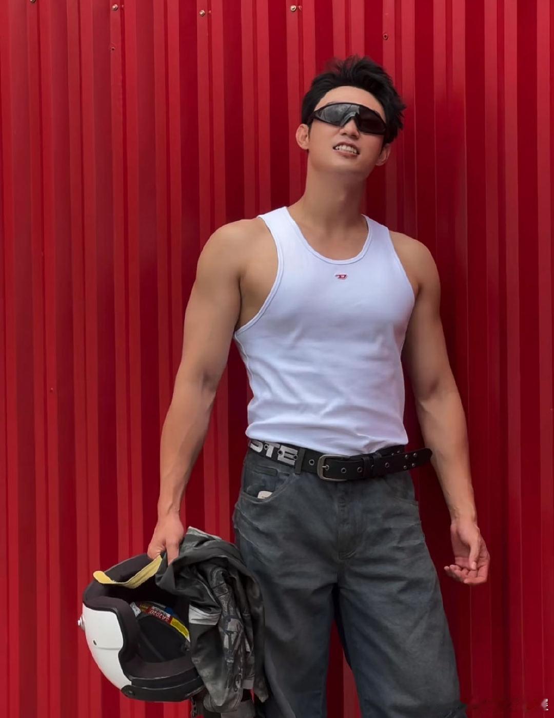 黄景瑜不就是个子高点胸肌大点刷到黄景瑜上海路透，帅气状态一览无余。看似简简单单