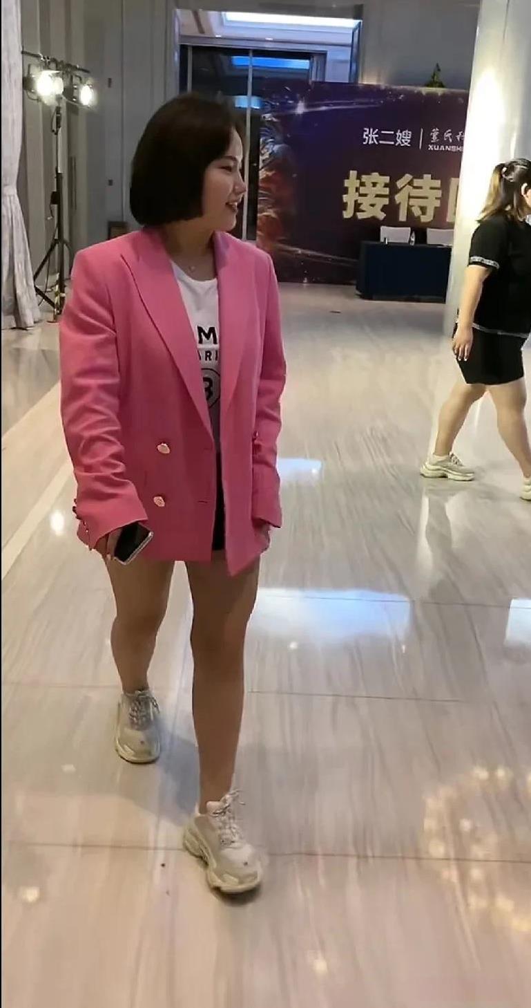 吴老二说张二嫂不泡吧不耍钱不打台球，就喜欢一个人打高尔夫我非常支持！因为独来独