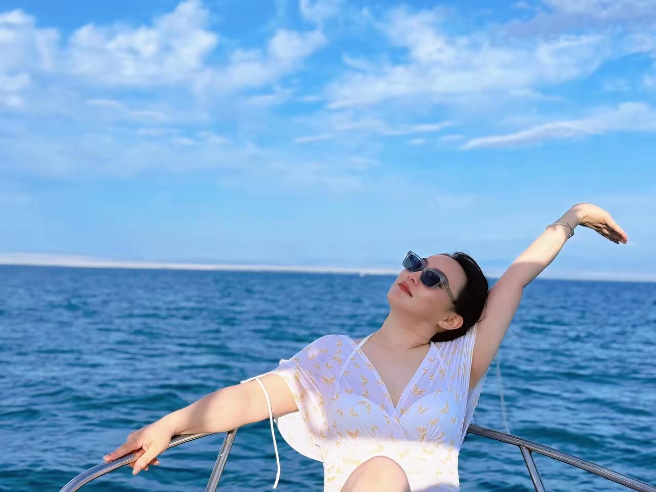 海边度假，阳光明媚，享受美好时光！🌊🌞👗